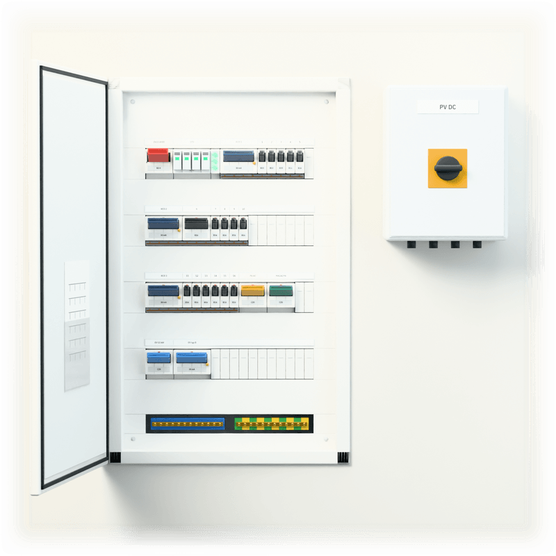 Verteiler M · PV + EV · Unterputz — 3D-Visualisierung, Tür offen, Frontansicht der Geräte, Unterputzgehäuse in einer Wandnische; daneben der PV-Generatoranschlusskasten (DC)